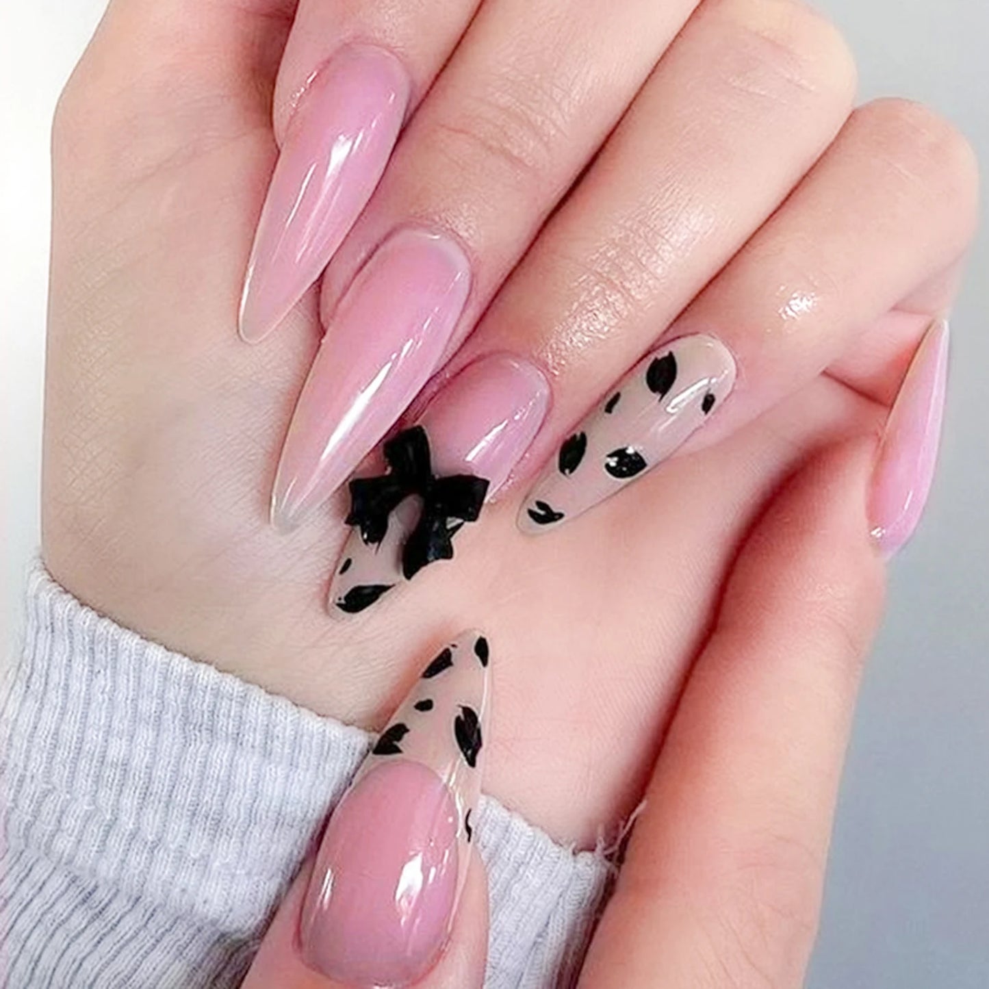 24 Stück süße falsche Nagelflicken, abnehmbare künstliche Nagelspitzen mit Schleifen, Liebesherz, Perlendesign, rosa Mandel, koreanisches Aufdrücken des Nagels